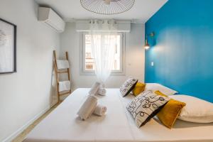 昂蒂布Superb air conditioned apartment with balcony - Antibes - Welkeys的一间卧室设有一张蓝色墙壁的大床