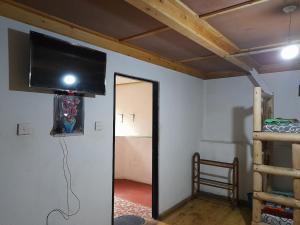 努沃勒埃利耶Kingfern的墙上配有平面电视的房间