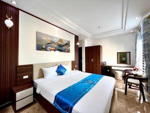 老街市Khách sạn Ngọc Hà的一间卧室配有一张床和一张书桌