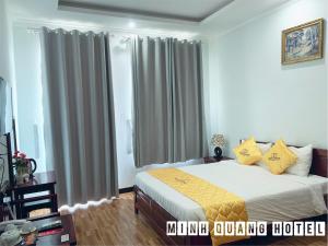 潘郎Khách sạn Minh Quang的一间卧室配有一张带黄色枕头的床