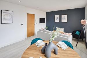 锡厄姆Host & Stay - North Quay Apartments的客厅配有桌子和沙发