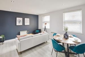 锡厄姆Host & Stay - North Quay Apartments的客厅配有沙发和桌子