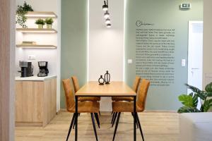雅典Eos Residence的一间带木桌和椅子的用餐室