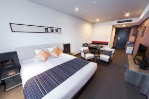 金泽MYSTAYS 金泽精品酒店的酒店客房 - 带一张床和用餐室
