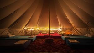 Camp Ćuk的大帐篷内带两张床的房间