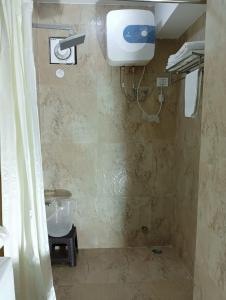 甘托克Hotel Zingkham Residency的带淋浴、盥洗盆和卫生间的浴室