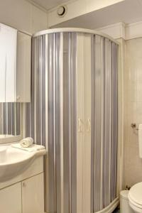 布勒伊-切尔维尼亚Marcolski Home - Schuss 1的带淋浴、卫生间和盥洗盆的浴室