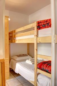 布勒伊-切尔维尼亚Marcolski Home - Schuss 1的双层床间 - 带两张双层床