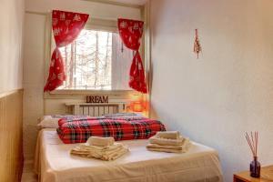 布勒伊-切尔维尼亚Marcolski Home - Schuss 1的一间设有床铺和毛巾的房间