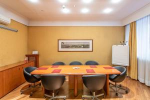 罗马美第奇酒店的一间会议室,配有木桌和椅子