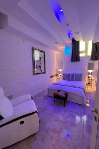 法萨诺GianLuis Luxury Suites的白色的客房配有两张床和一张沙发