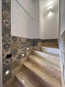 法萨诺GianLuis Luxury Suites的墙壁上设有瓷砖和木楼梯的桑拿浴室