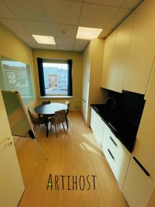帕内韦日斯Artihost的一间空房间,配有桌子和厨房