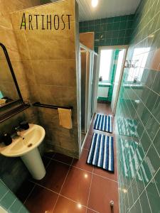 帕内韦日斯Artihost的带淋浴、盥洗盆和卫生间的浴室