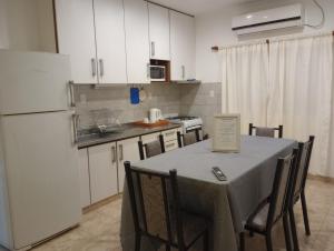 费德拉西翁Casa de Juan的厨房配有桌椅和白色冰箱。