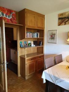 ZirkitzSimonhöhe Appartment with Swimmingpool的客房设有带一张床和一张桌子的卧室