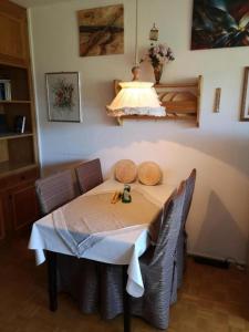 ZirkitzSimonhöhe Appartment with Swimmingpool的餐桌、椅子和灯