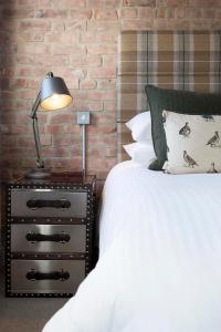 圣艾夫斯塘鹅旅馆的一间卧室,配有一张床和床头灯