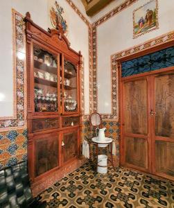 TurísCASA BAUTISTA TURIS的客房设有木制橱柜和桌子。