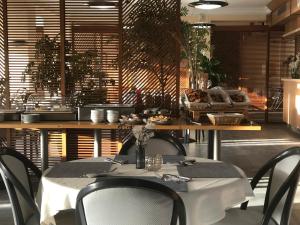 滨海阿热莱斯松海滩酒店的用餐室配有桌椅和桌椅