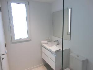瓦伦西亚Total Valencia Torres de Quart的白色的浴室设有水槽和镜子