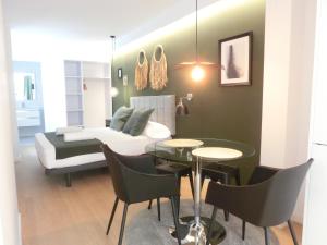 瓦伦西亚Total Valencia Torres de Quart的客厅配有沙发和桌椅