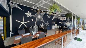 曼努埃尔安东尼奥La Posada Jungle Hotel的墙上绘有星星的用餐室