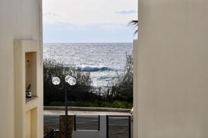 纳哈里亚Hoffman Executive Suites - Beachfront Nahariya的门廊享有海景。