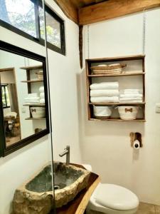 萨玛拉A Nature Lovers Paradise! - Iona Villas的一间带水槽、卫生间和镜子的浴室