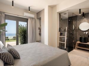 Tria MonastiriaVilla Heora - The Floating Residence的一间卧室设有一张床和一个大窗户