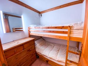 美贝尔SkiMottaret的一间卧室配有两张双层床和镜子