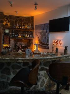 阿约拉港福塔莱萨德哈罗住宿加早餐旅馆的一间酒吧,位于一间配备有桌椅的房间内