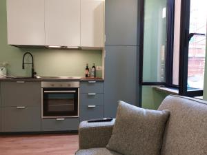 米兰2 Via Fabio Mangone的厨房配有两把椅子和炉灶 顶部烤箱