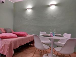 米兰2 Via Fabio Mangone的配有一张床和一张桌子及椅子的房间