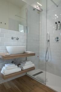 努马纳Murè Hotel Numana的一间带水槽和淋浴的浴室