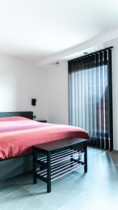 哈瑟尔特B&B Koor91的一间卧室设有红色的床和窗户。