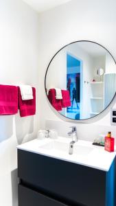 哈瑟尔特B&B Koor91的一间带水槽和镜子的浴室