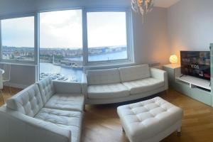查塔姆Luxury 8th Floor Apartment with Stunning Views的客厅配有2张白色沙发和大窗户