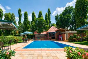 莫希Kibo Homes Moshi的一座房子后院的游泳池