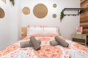 阿利坎特Big Room Happy Alicante的一间卧室配有一张带两个枕头的床