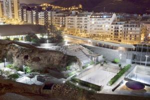 圣克鲁斯-德特内里费S/C de Tenerife, apartamento 1 dormitorio的享有夜间城市景观和建筑