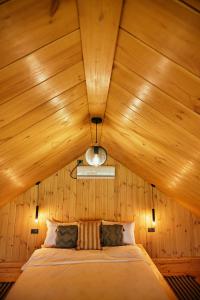 泽尔内什蒂Scandinave Chalet Bran的木天花板的客房内的一张床位