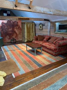 CrowhurstQuirky Barn Conversion Crowhurst Battle的客厅配有沙发和桌子