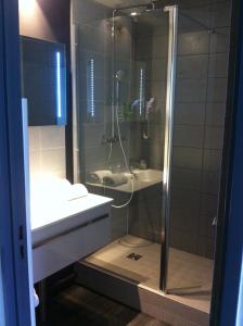 勒韦尔努瓦Golf Hotel Colvert - Room Service Disponible的带淋浴和盥洗盆的浴室