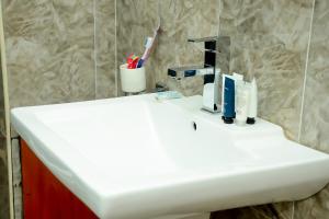基加利Kim Hotel的浴室内的一个白色水槽,配有牙刷