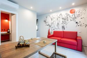 切塞纳蒂科labotanica_casalounge的客厅配有红色的沙发和桌子