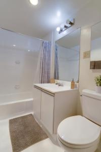 阿林顿Great 1 Bedroom Condo At Arlington With Gym的浴室配有卫生间、盥洗盆和浴缸。