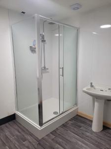 基斯Weston House Serviced Accommodation的一个带水槽的玻璃淋浴间