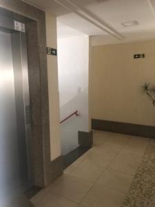 瓜拉派瑞Apartamento Peracanga com Wi-Fi的大楼的走廊,带电梯