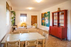 卡莫纳Preciosa y confortable casa de campo con piscina y chimenea的客厅配有桌子和沙发